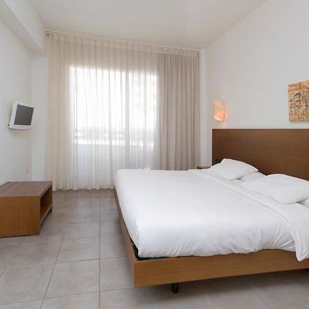 Es Mitjorn Hotel San Antonio  Buitenkant foto