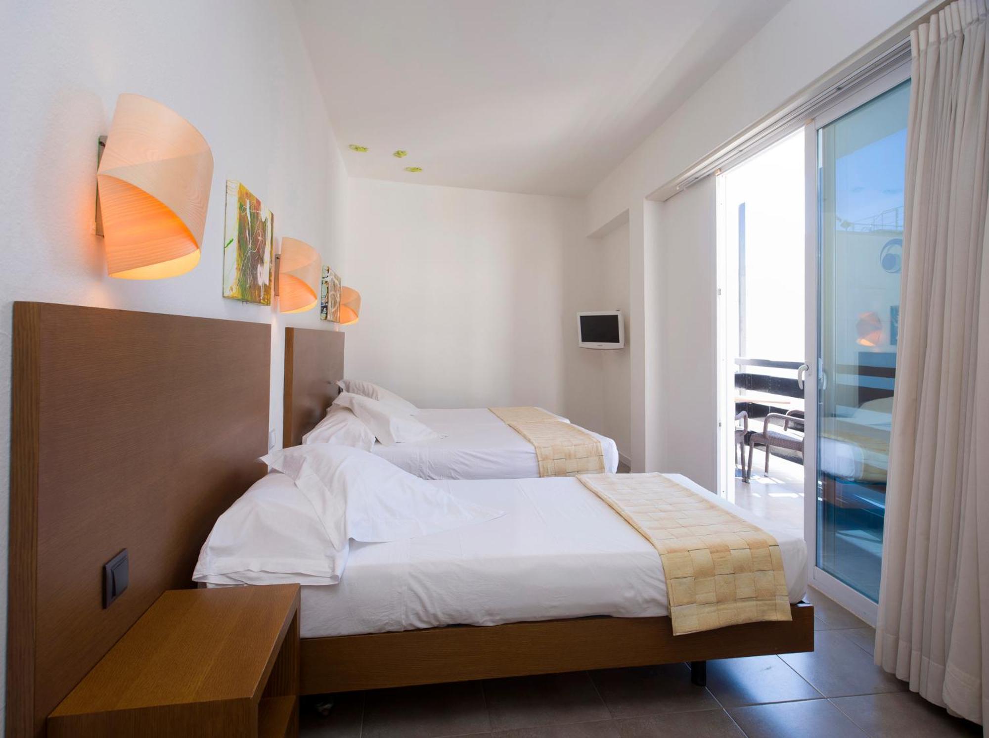 Es Mitjorn Hotel San Antonio  Buitenkant foto