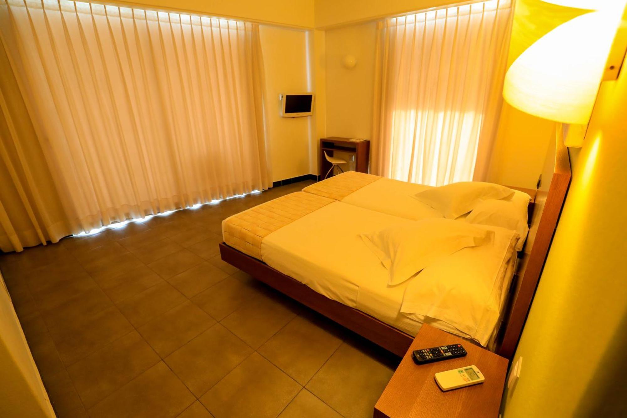 Es Mitjorn Hotel San Antonio  Buitenkant foto