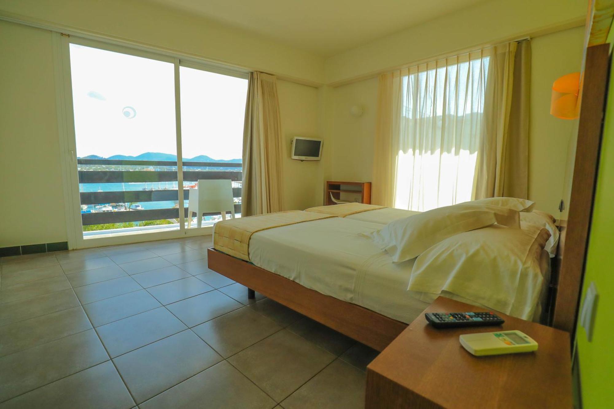 Es Mitjorn Hotel San Antonio  Buitenkant foto