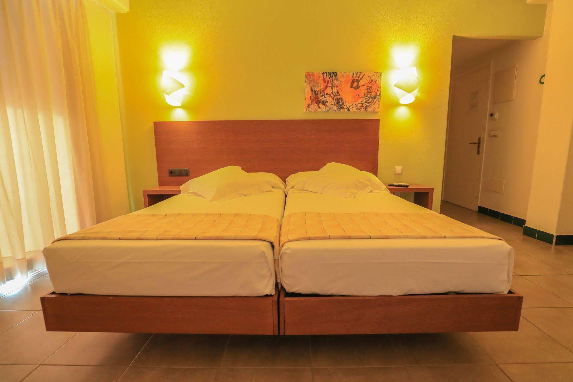Es Mitjorn Hotel San Antonio  Buitenkant foto